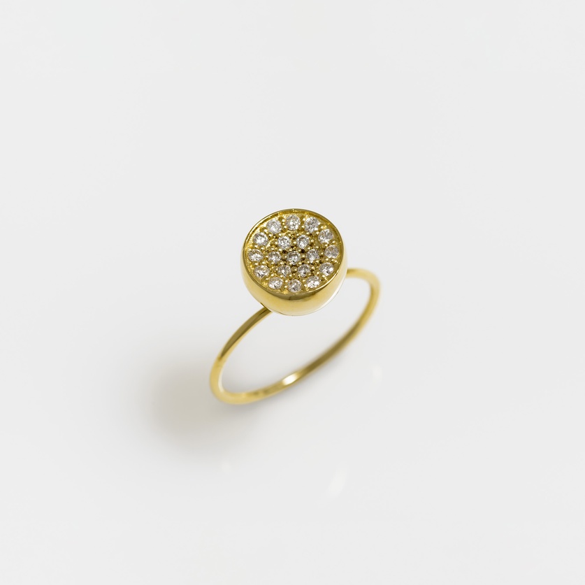 Εντυπωσιακό στρογγυλό δαχτυλίδι από χρυσό και διαμάντια
