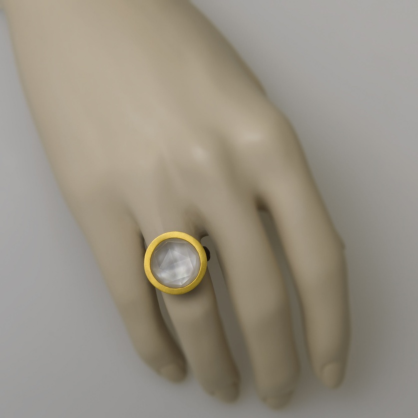 Circular silver ring with Κ14 gold and mother-of-pearl doublet stone