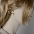 Καρφωτά σκουλαρίκια σε χρυσό και μαργαριτάρι με πτυχή