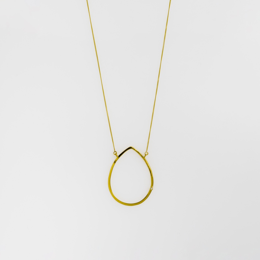 Chic necklace in yellow gold embellished with small diamond