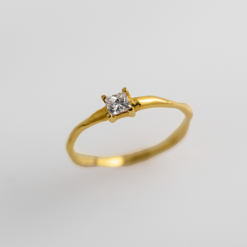Dazzling solitaire ring with princess diamond