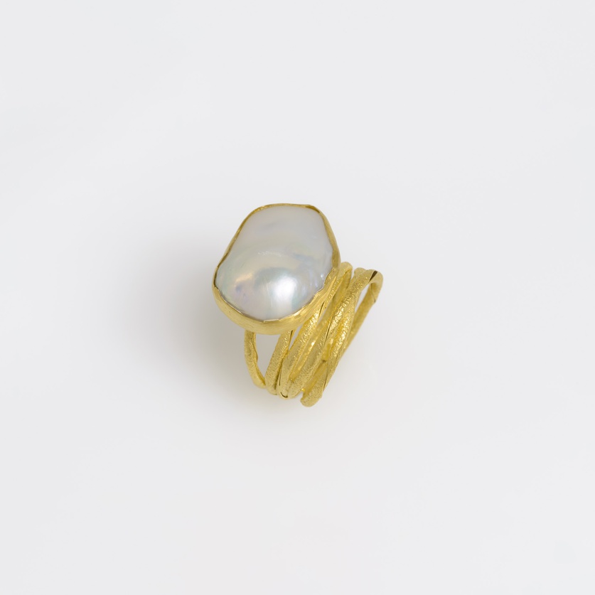Astonishing gold ring with majestic pearl