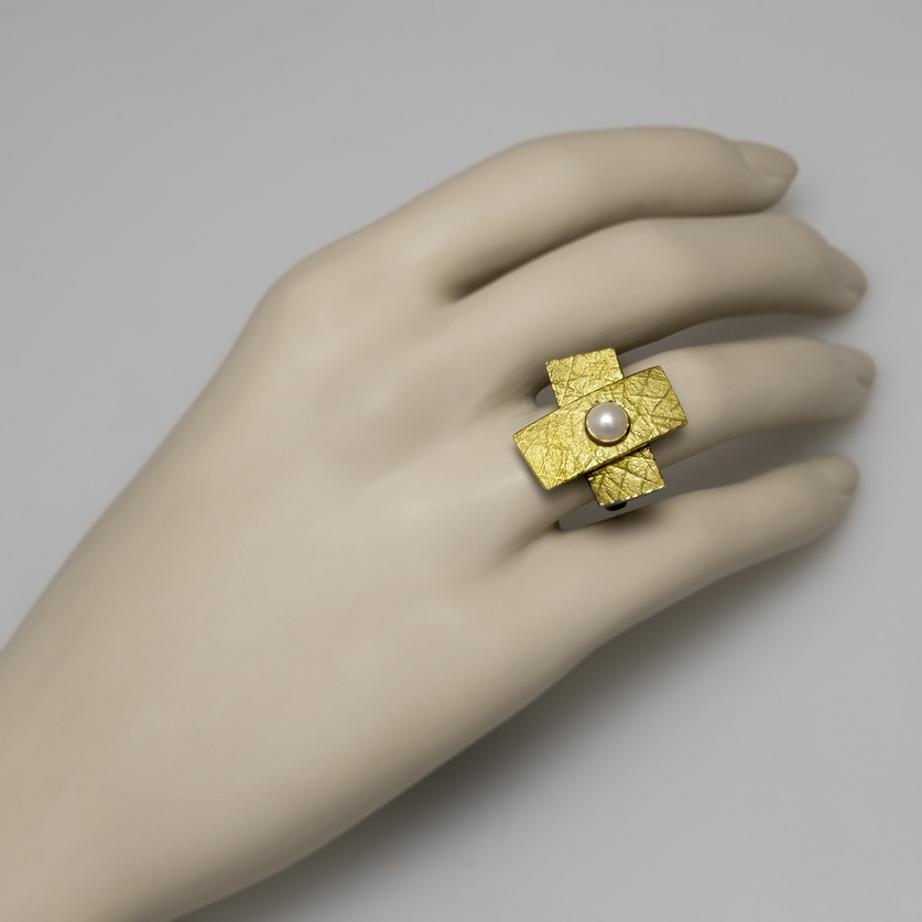 Δαχτυλίδι με σχήμα σταυρού σε ασήμι, χρυσό και μαργαριτάρι