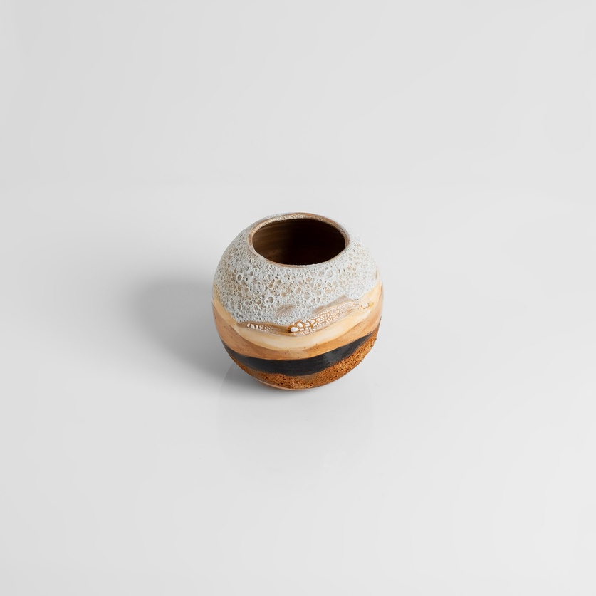 Σφαιρική κεραμική φόρμα σε άσπρο – μπεζ (μικρό μέγεθος)