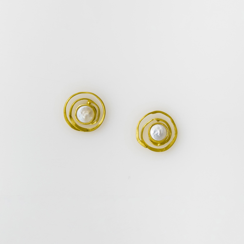 Υπέροχα καρφωτά σκουλαρίκια σε χρυσό με μαργαριτάρι