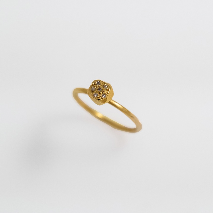 Beautiful gold ring with brown diamonds