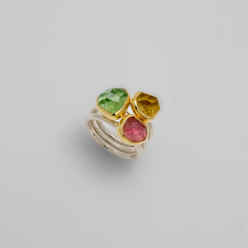 Impressive ring featuring peridot, heliodor and pink tourmaline