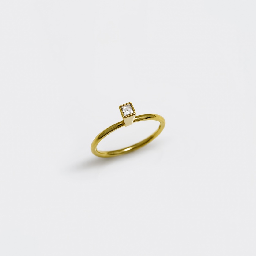 Modern gold ring with brilliant diamond