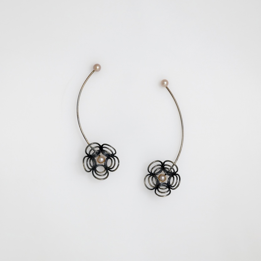 Μακριά ασημένια σκουλαρίκια σε σχήμα λουλουδιού με μαργαριτάρια