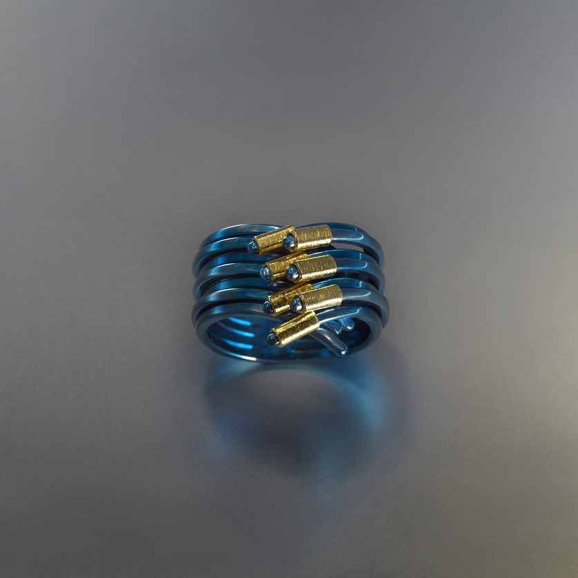 Δαχτυλίδι σύγχρονου σχεδιασμού σε μπλε τιτάνιο και χρυσό (μικρό μέγεθος)