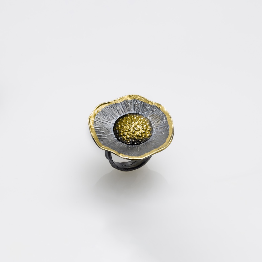 Flower-shaped ring in silver and gold inlay