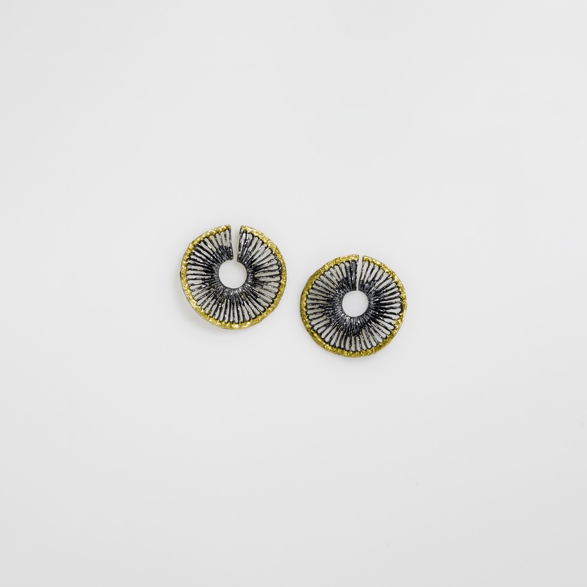 Round earrings in oxidized silver and gold