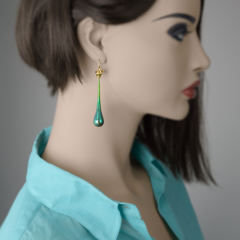 Earrings of superb colors in titanium and gold