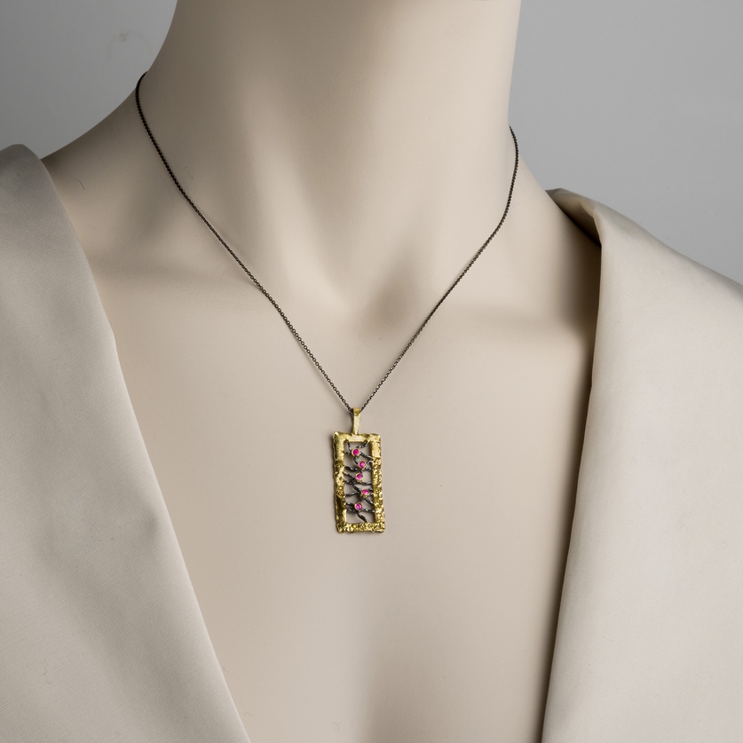 Elegant silver pendant with frame in gold inlay and rubies