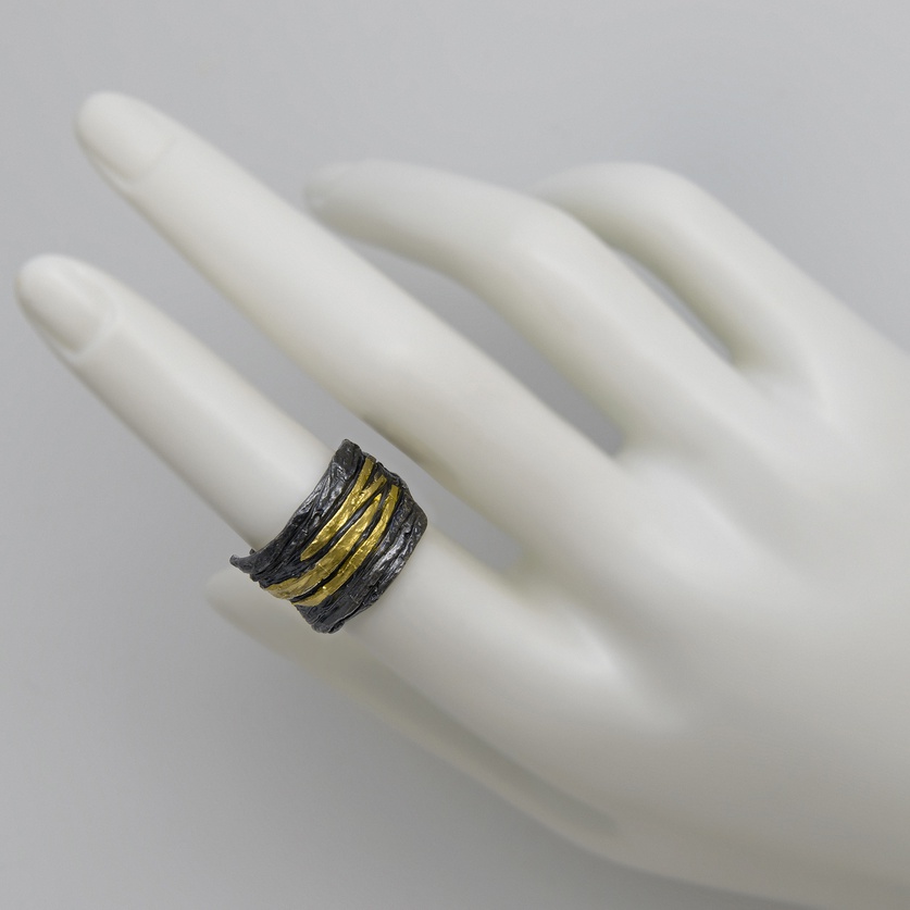 Modern ring in oxidized silver and gold inlay