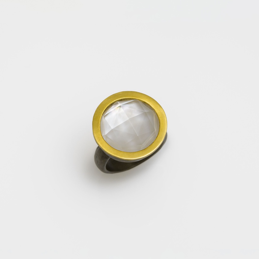 Κυκλικό ασημένιο δαχτυλίδι με χρυσό Κ14 και πέτρα doublet φίλντισι