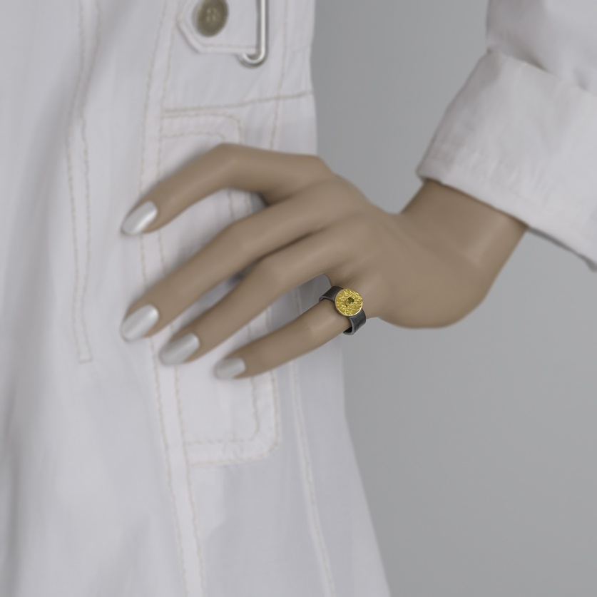 Μινιμαλιστικό δαχτυλίδι σε ασήμι και χρυσό με πράσινη τουρμαλίνη