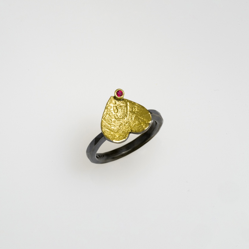 Δαχτυλίδι σε σχήμα καρδιάς σε ασήμι & χρυσό με ρουμπίνι