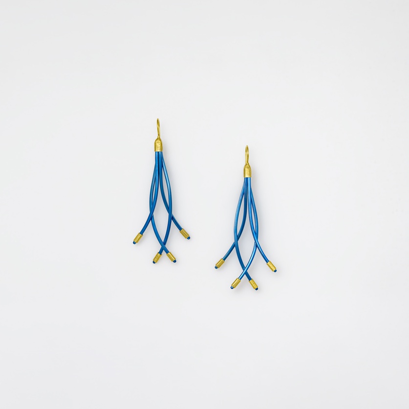 Elegant earrings in light blue titanium with gold