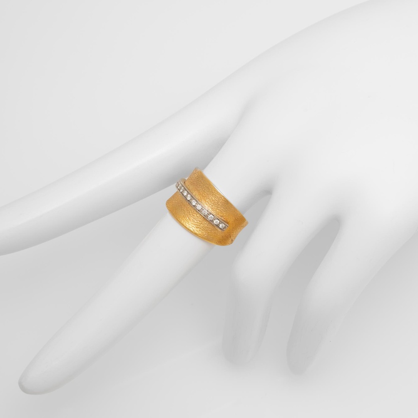 Dazzling gold ring with brilliant-cut diamonds