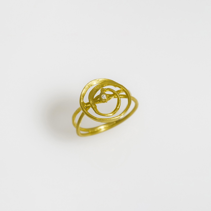 Κομψό σπειροειδές δαχτυλίδι σε κίτρινο χρυσό με διαμάντι