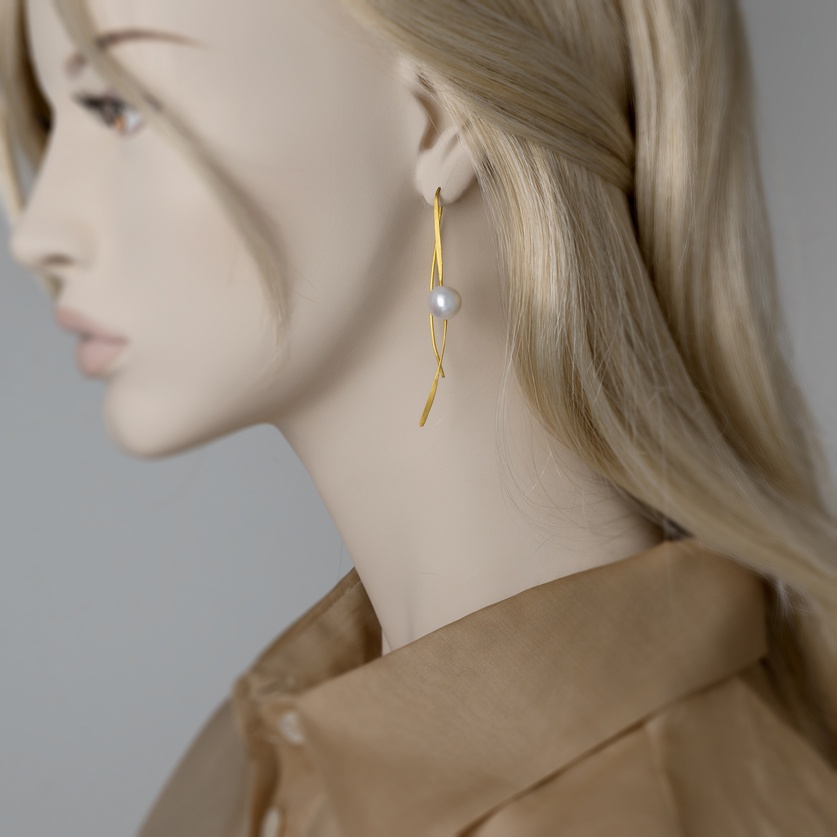 Long drop earrings in gold and pearls