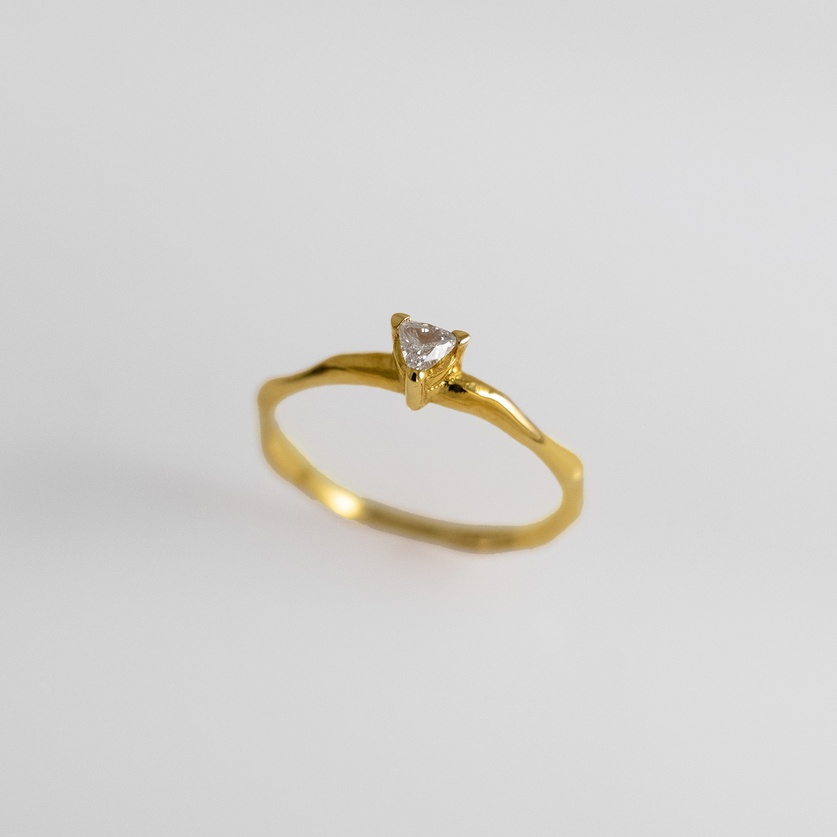 Impressive solitaire ring with a triangle diamond