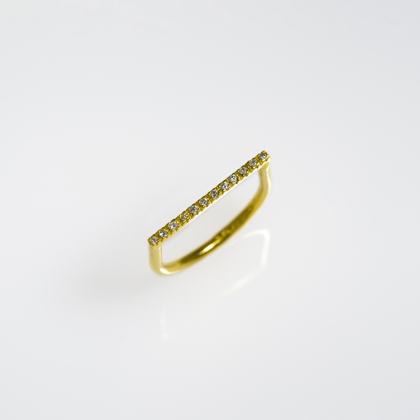 Semi-circular gold ring with a row of brilliant diamonds