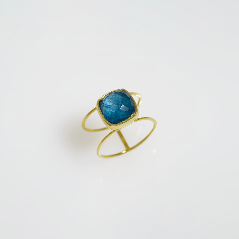 Gold ring with doublet stone apatite/quartz