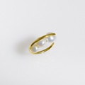 Artful ring in gold and three freshwater pearls