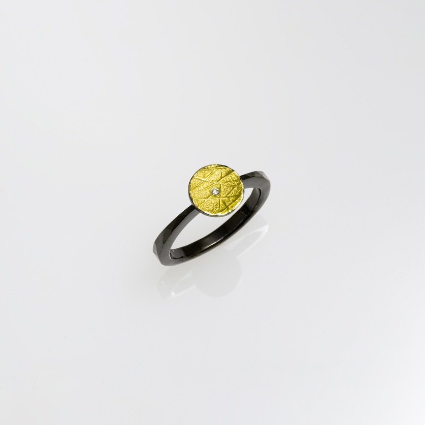 Κομψό δαχτυλίδι σε ασήμι & χρυσό με μικρό διαμάντι