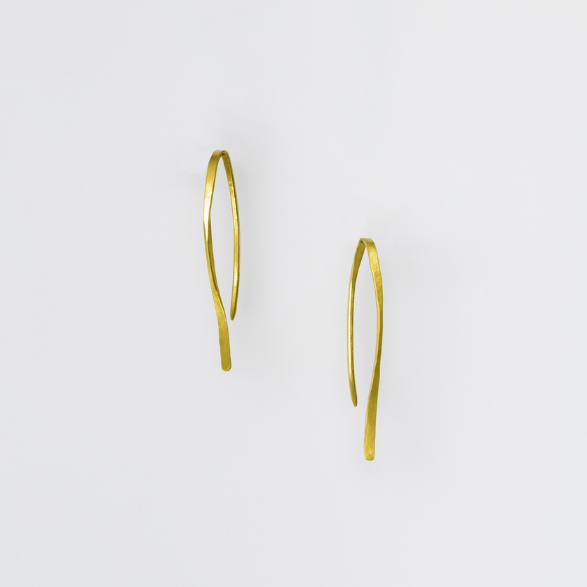 Short pin-shaped earrings in gold