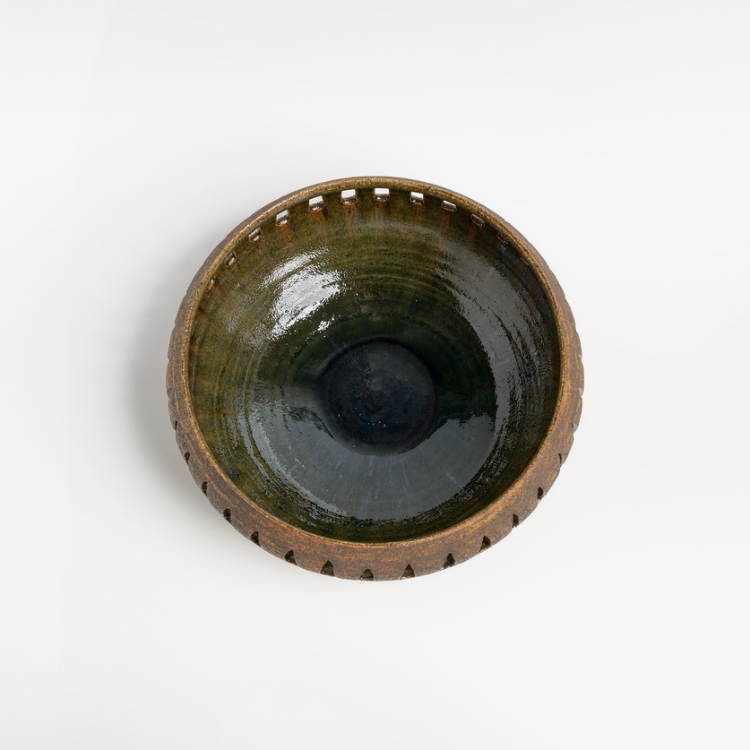 Striking ceramic bowl with slits