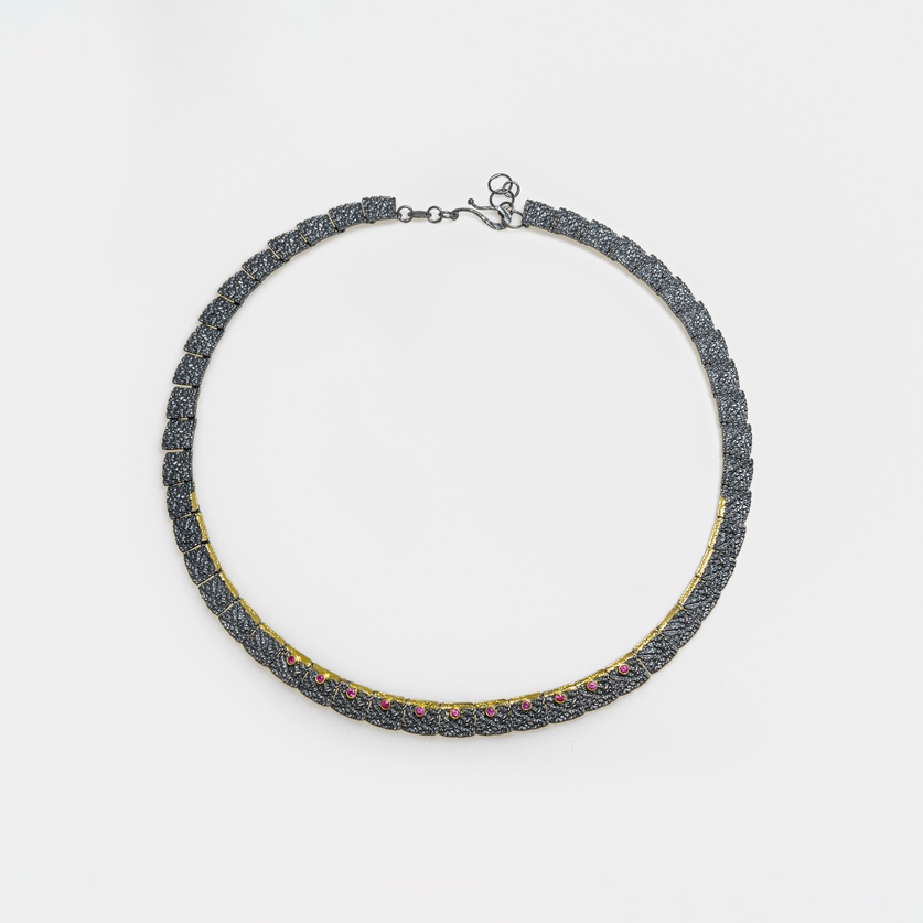 Short necklace of classical beauty in oxidized silver, gold inlay and rubies