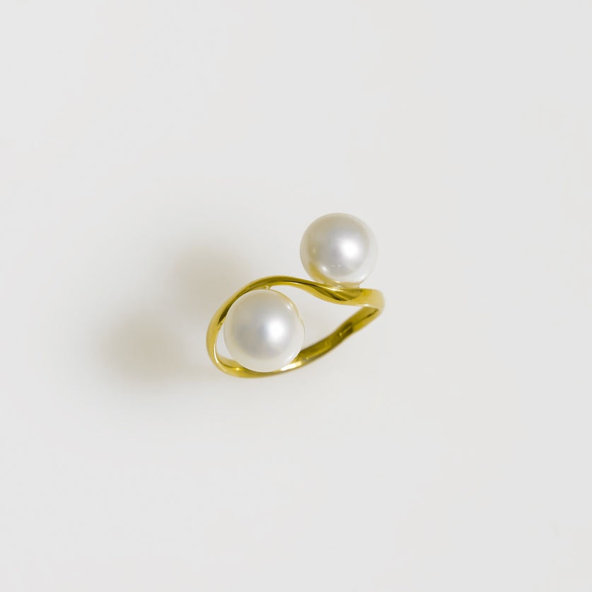 Sleek ring in yellow gold and freshwater pearls