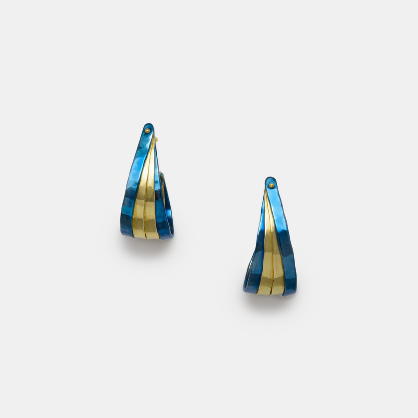 Semi-circle earrings of classical beauty in titanium and gold