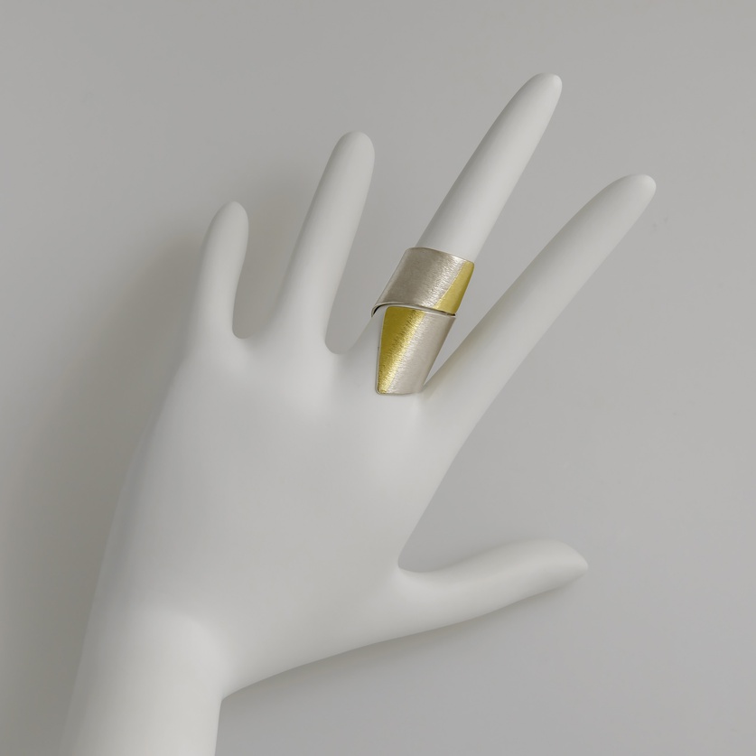 Μοντέρνο ασημένιο δαχτυλίδι με ένθετο χρυσό 22Κ