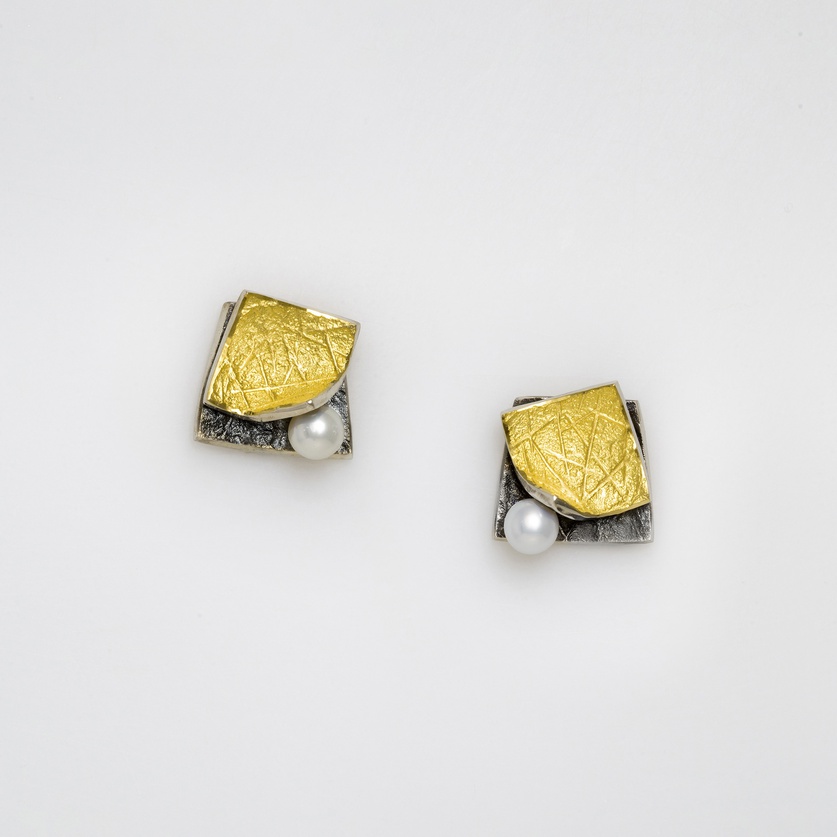 Elegant stud earrings in silver and gold with pearls