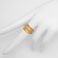 Dazzling gold ring with brilliant-cut diamonds