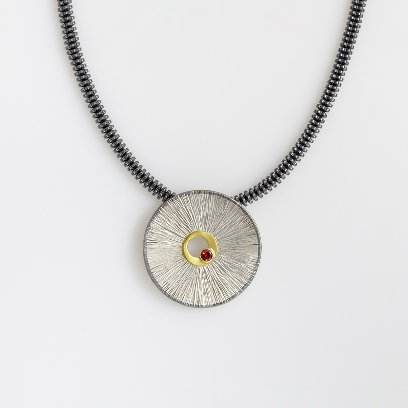 Round necklace in silver with gold inlay and garnet
