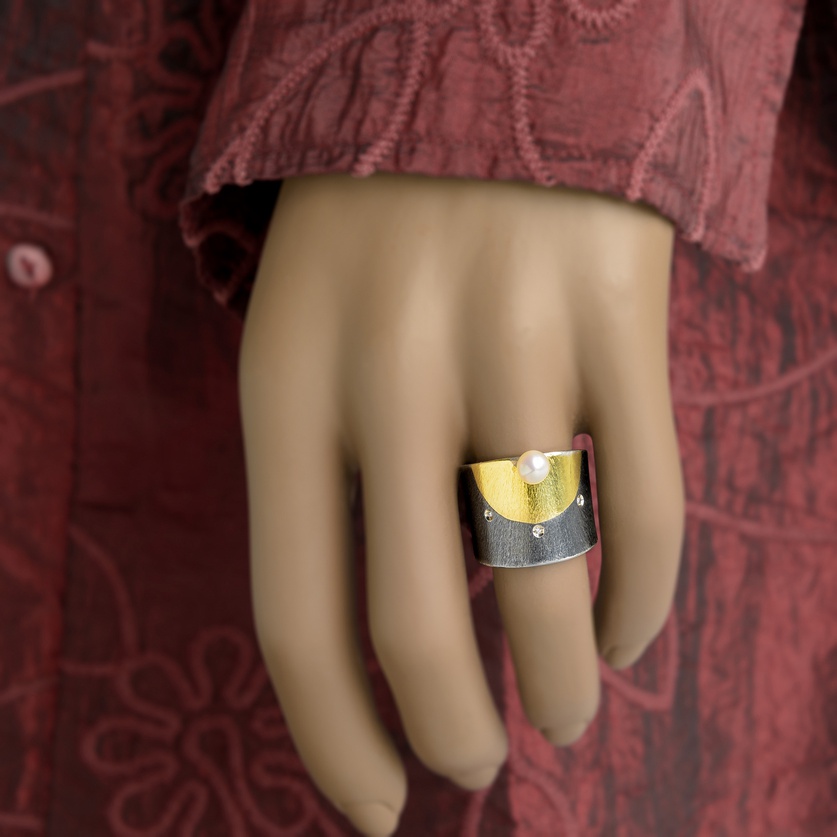 Επιβλητικό δαχτυλίδι σε ασήμι και χρυσό πρωτότυπου design με μαργαριτάρι και διαμάντια