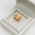 Dazzling gold ring with brilliant-cut diamonds
