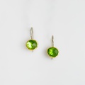 Όμορφα σκουλαρίκια με φωτεινούς πράσινους λίθους, περίδοτους