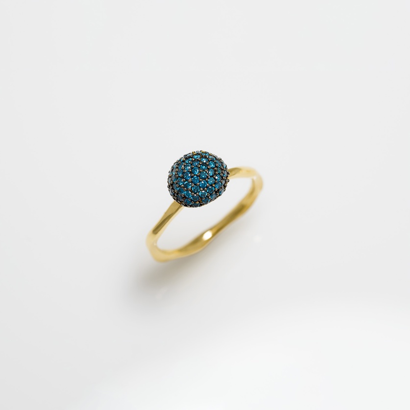 Beautiful gold ring with blue diamonds