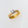 Stunning Solitaire Ring in Yellow & White Gold With Brilliant-Cut Diamond