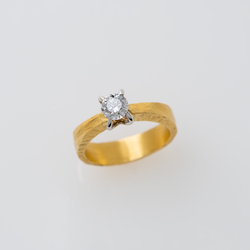 Stunning Solitaire Ring in Yellow & White Gold With Brilliant-Cut Diamond