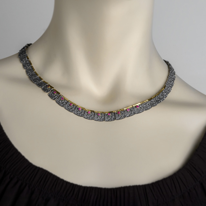Short necklace of classical beauty in oxidized silver, gold inlay and rubies