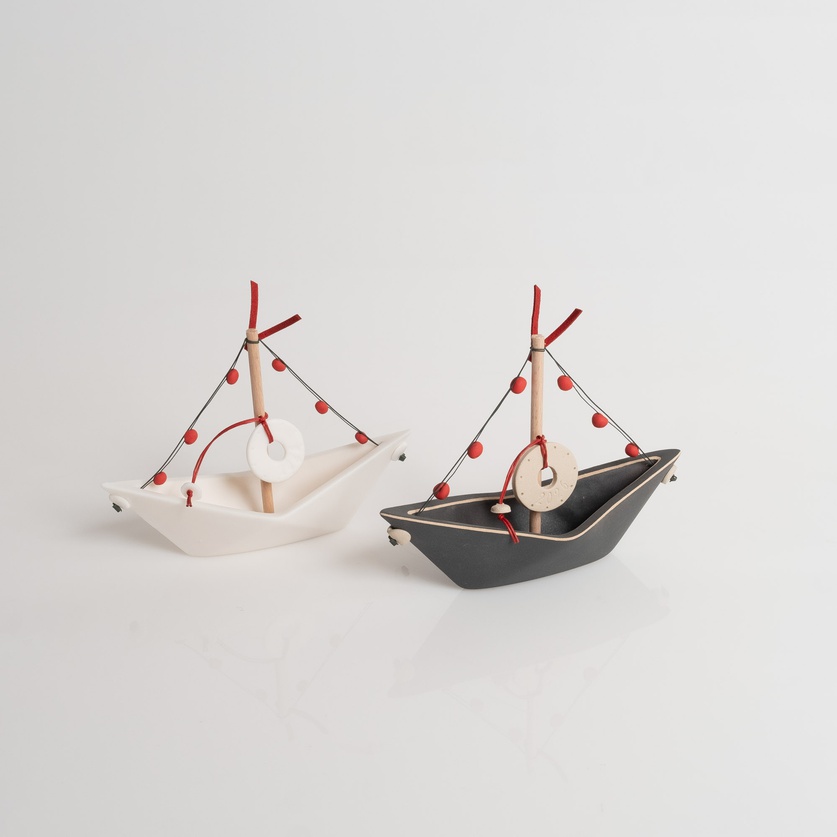 Εορταστικό καραβάκι σε μαύρο χρώμα