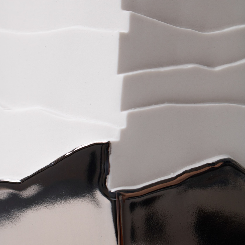 Low porcelain form with a platinum finish