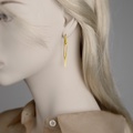 Elegant drop earrings in gold